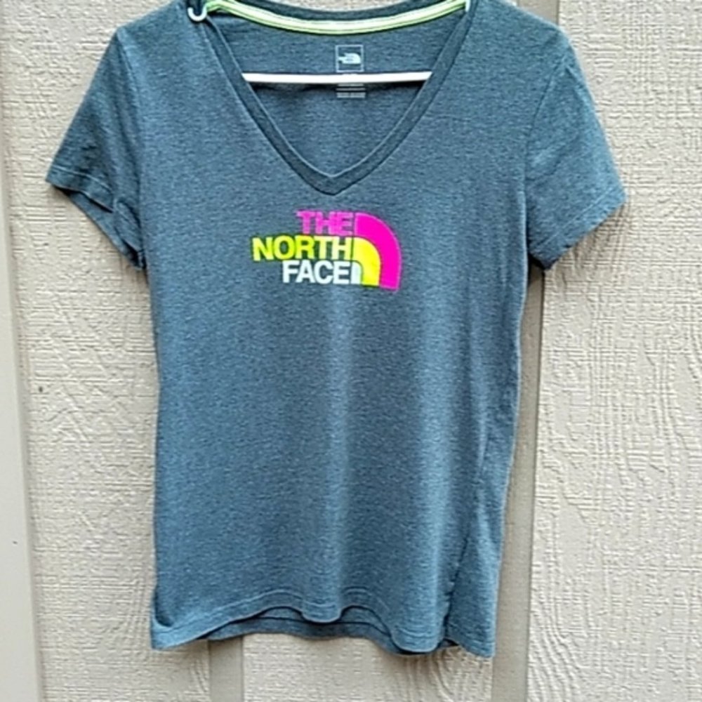 The North Face Women's t-shirt Med pit-pit 18" 50% cotton 50% polyester